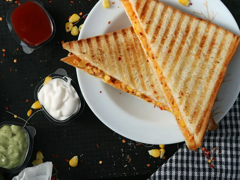 Sándwich de plancha tostado cortado en triángulos