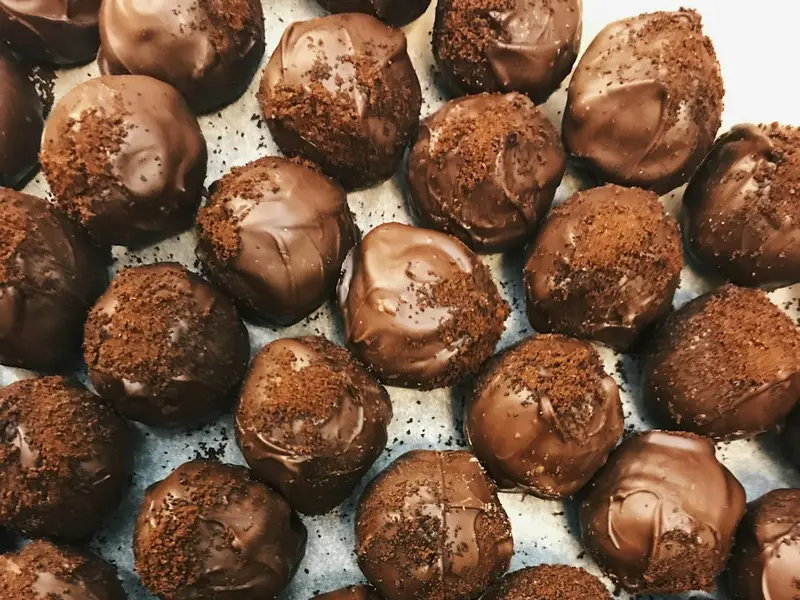Bombones de chocolate espolvoreados con cacao