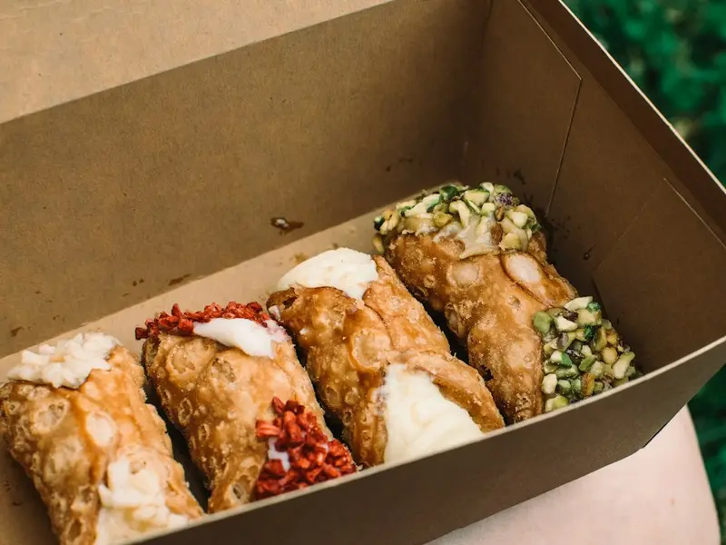 Cannoli rellenos en una caja de cartón