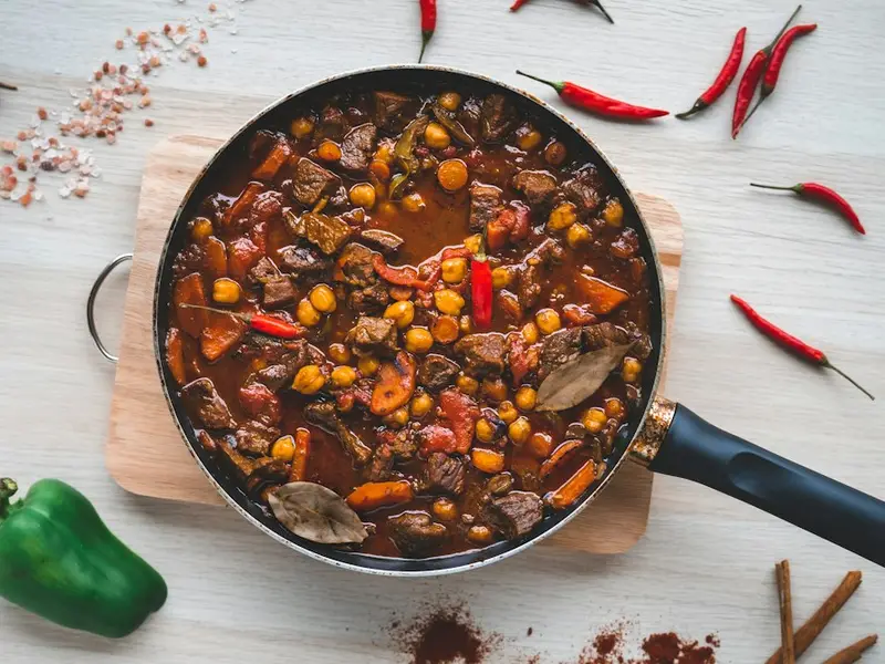 Guiso de ternera con garbanzos en una sartén