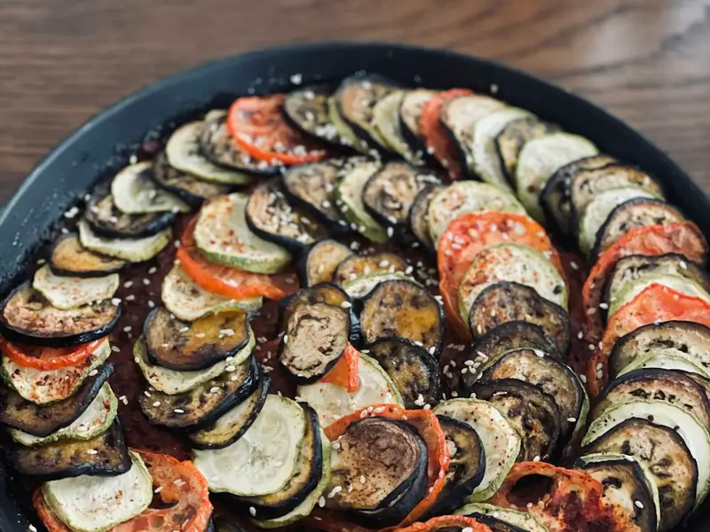 Verduras laminadas en espiral horneadas en una sartén negra