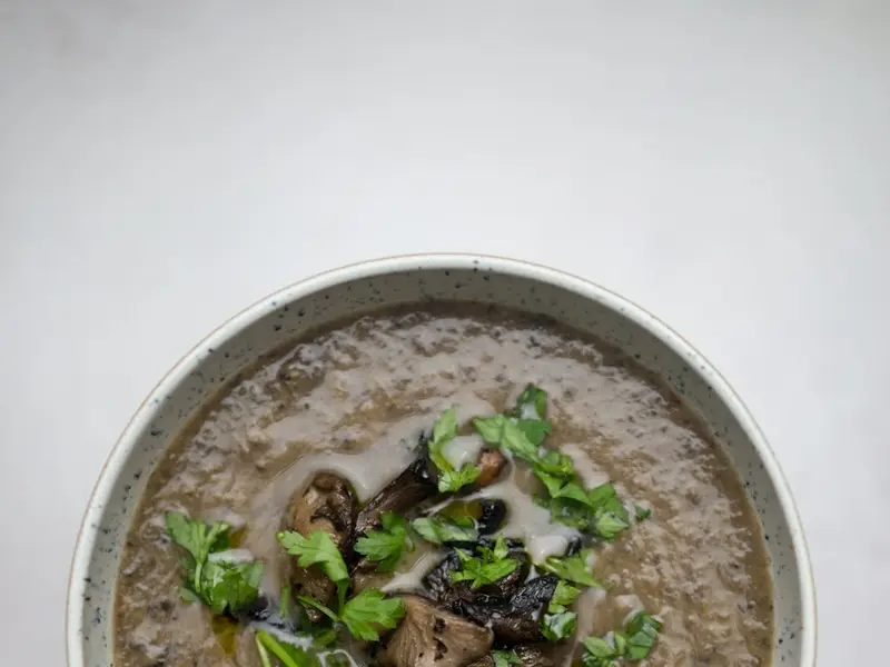 Crema de setas con setas salteadas y perejil